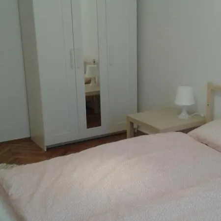 Center - Jana Pawla Varšava